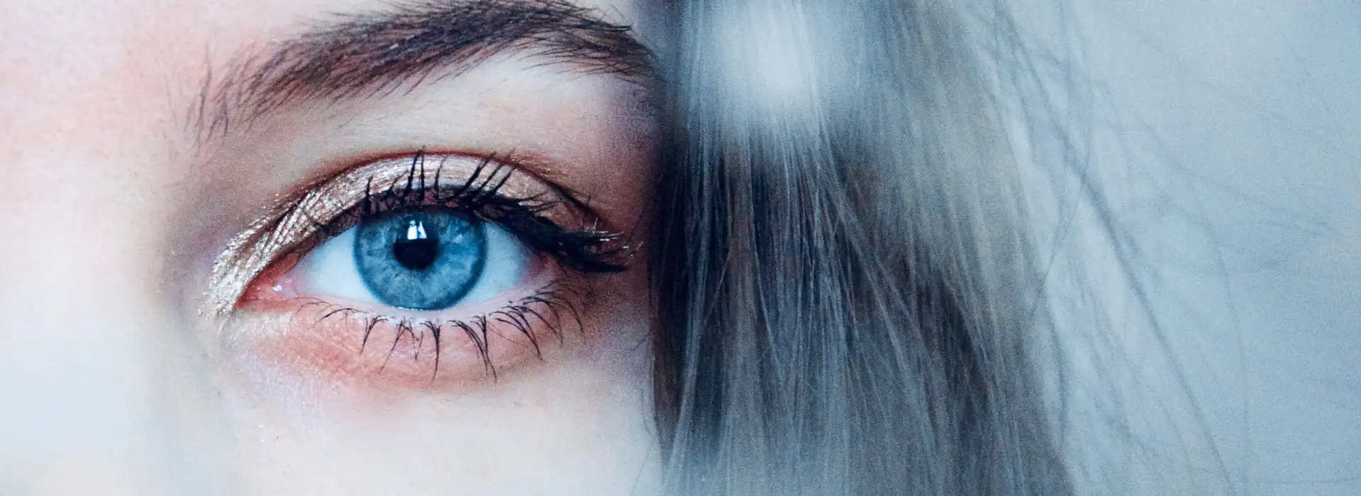 Sieviete ar zilām acu zīlītēm