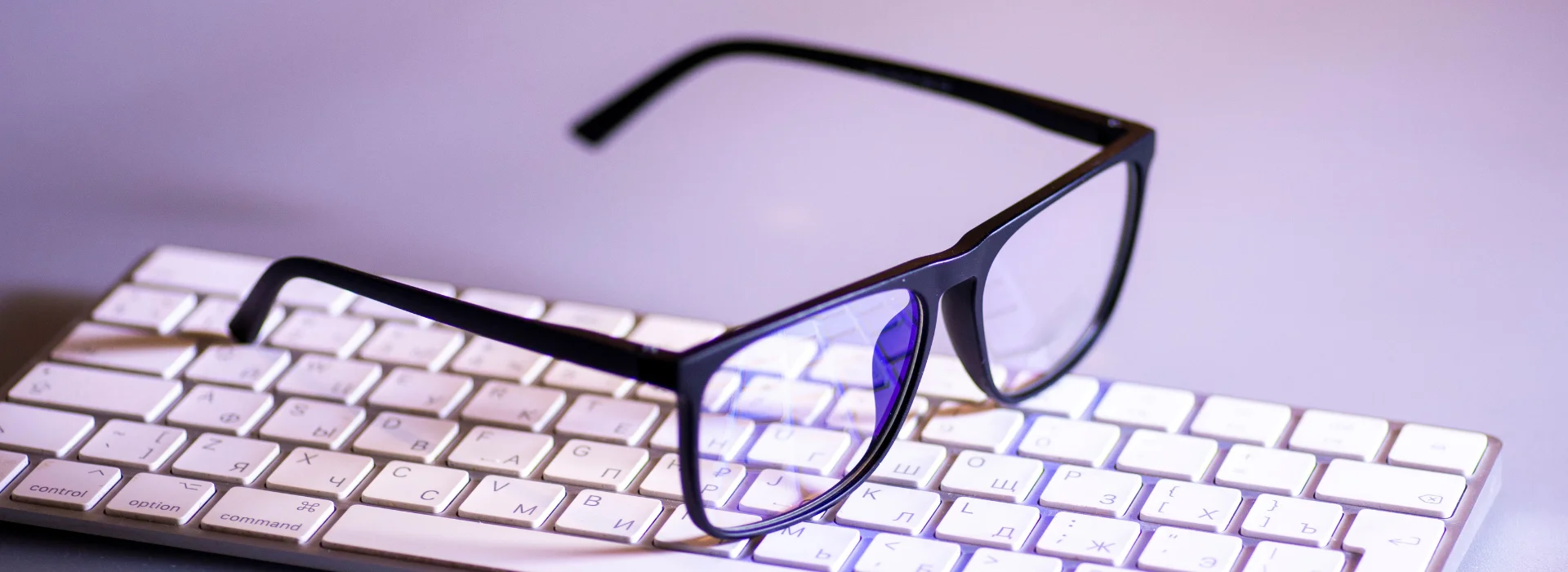 Datorbrilles noliktas uz datora klaviatūras